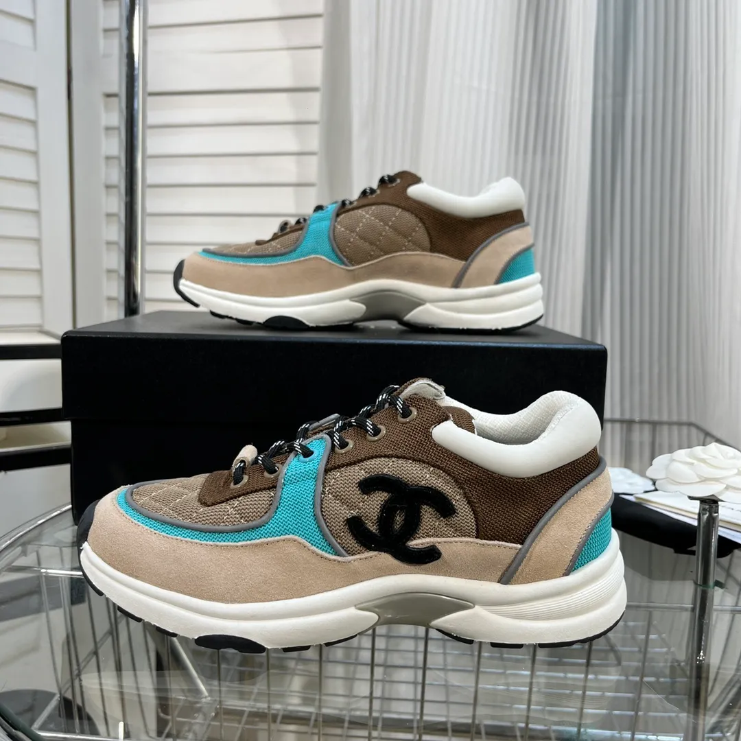 👟👟Ex-factory price 560👟👟 Chanel Chanel - 2022 counter top casual sports shoes This classic design; the upper is electro-embroidered with a variety of techniques; the outsole is fashionable and sporty; it is unusual to incorporate a variety of color matching elements... The diversified mix and match is very good-looking and versatile, casual, fashionable, sports and outdoor can be taken into account... ꫛꫀꪝ Go➫ Material: ❶Upper is made of: Original imported high mercerized smooth cow suede + electric embroidery technology + imported breathable mesh ❷Inner use: original imported breathable mesh ❸Outsole based on: original TPU combination outsole Counter boutique packaging complete set for women 35–42 men 38–46